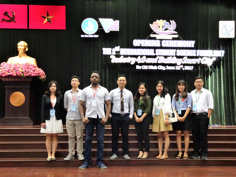 Ông Phan Xuân Thắng - PGĐ phụ trách PUF - IFI cùng các học viên IFI và sinh viên Đại học Quốc gia Hà Nội tham dự Diễn đàn