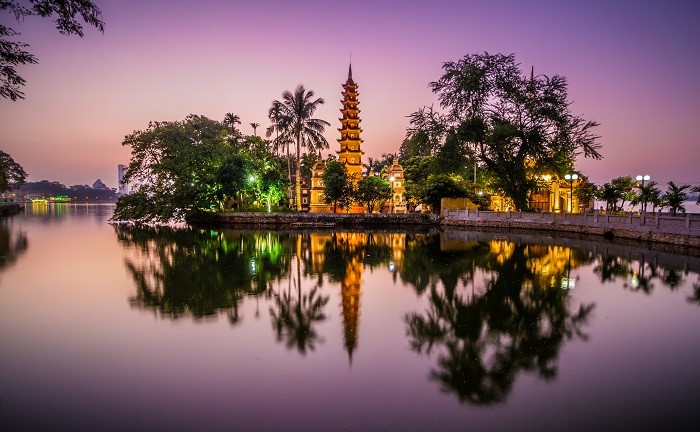 La pagode Trấn Quốc, une des pagodes les plus anciennes de Hanoi, édifiée au 6e siècle. D’une architecture originale, elle est construite à l’emplacement d’un ancien château royal et offre une ambiance à la fois calme et sereine. 