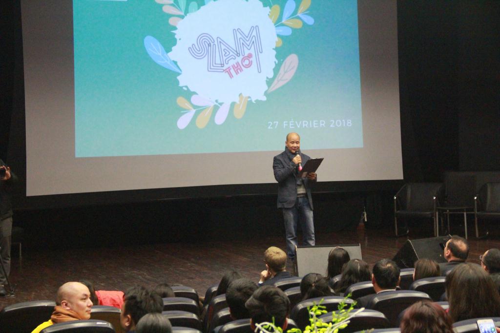 Trưởng ban tổ chức Slam thơ Việt Nam 2018- ông Ngô Tự Lập khai mạc đêm chung kết. 
