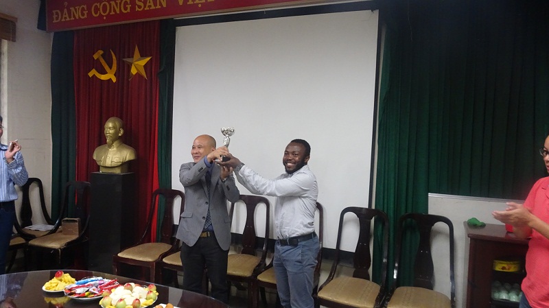 Đội trưởng đội bóng trao tặng Cup vô địch serie B cho Viện trưởng