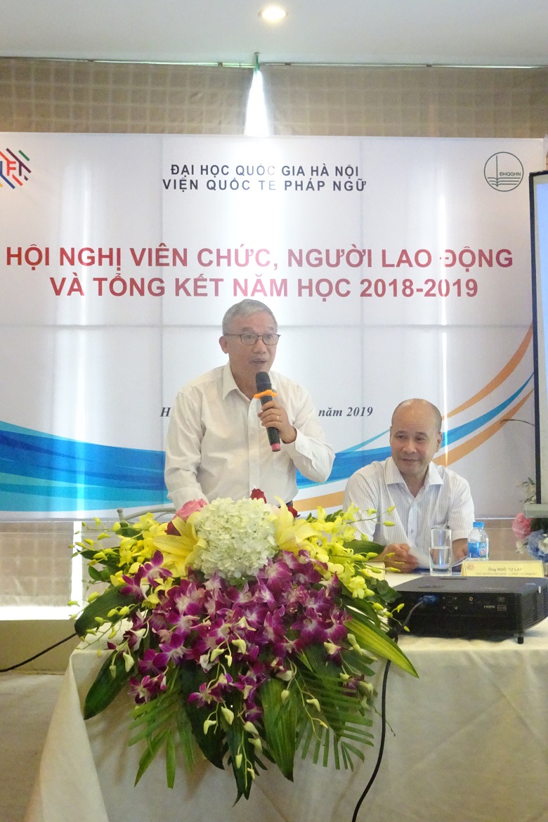 Chủ tịch Công đoàn Nguyễn Hồng Quang trình bày báo cáo tổng kết công đoàn