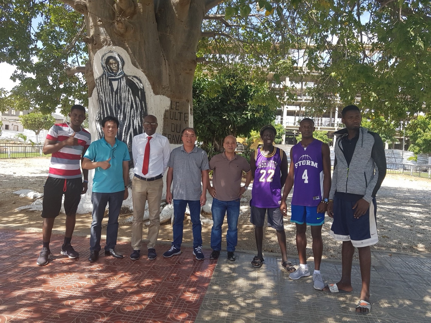 Đoàn chụp ảnh với GS Alassane BAH – Trưởng khoa tin học và các sinh viên trường ĐH Cheikh Anta Diop (Senegal0