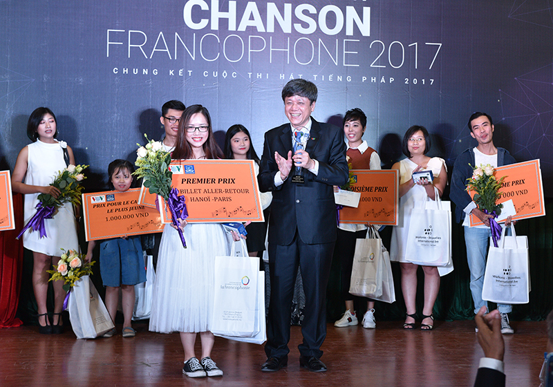 Phó Tổng Giám đốc VOV Vũ Hải trao cúp và phần thưởng cho thí sinh Đỗ Phương Quỳnh. Cô nhận được một vé khứ hồi Hà Nội-Paris tham quan nước Pháp trong 5 ngày