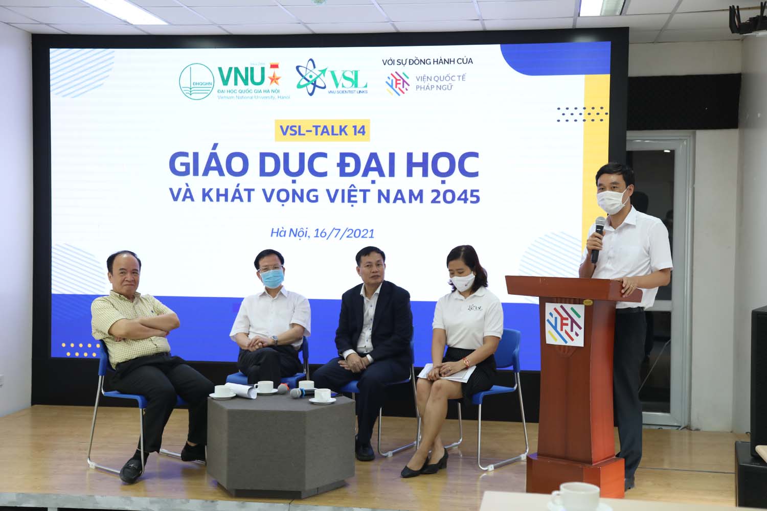 PGS.TS Nguyễn Hoàng Hải, Phó Giám đốc ĐHQGHN, Chủ tịch VSL phát biểu đề dẫn