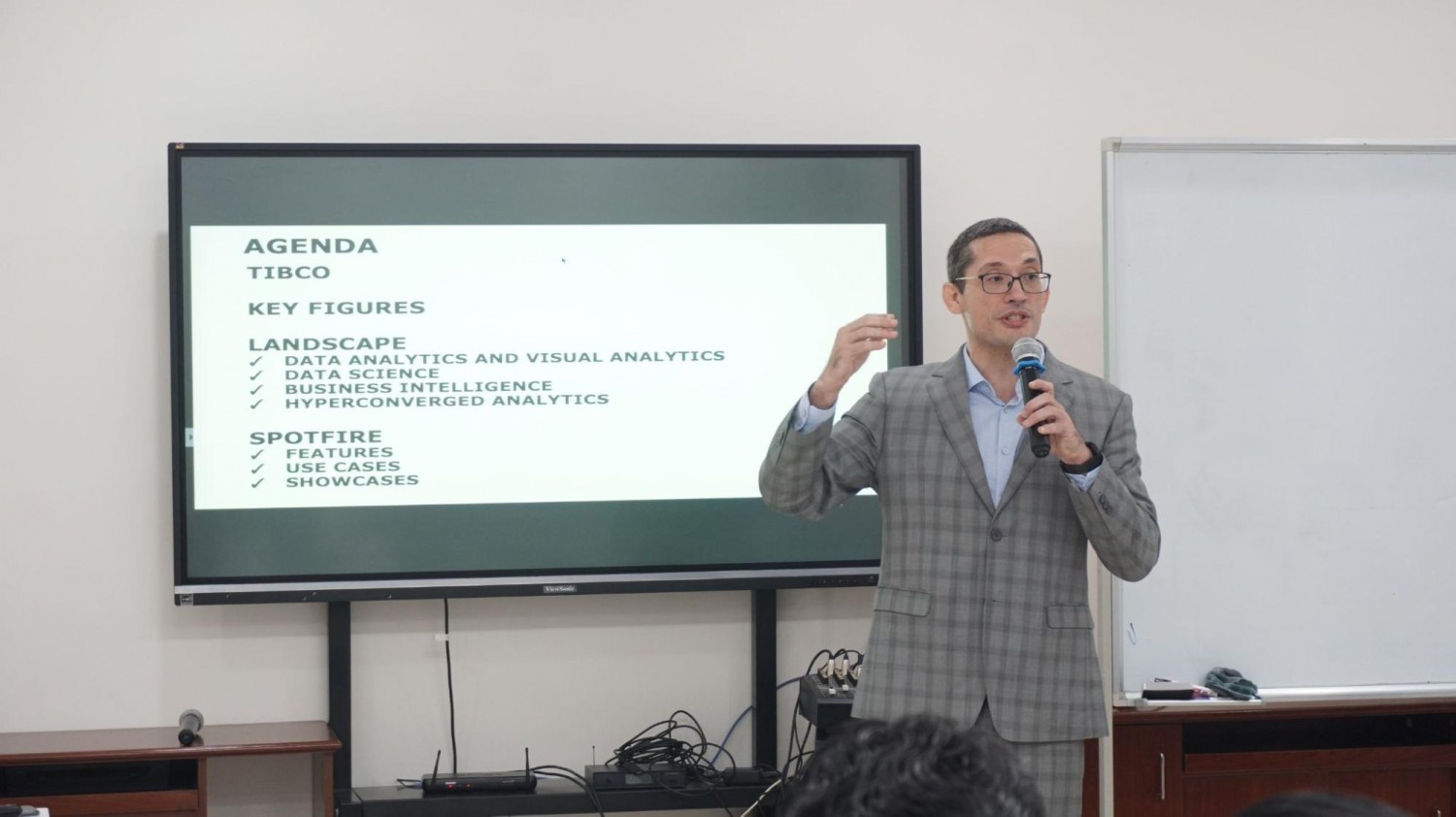 Giám đốc TIBCO Vietnam, ông David Lapetina thuyết trình về Visual Analytics 