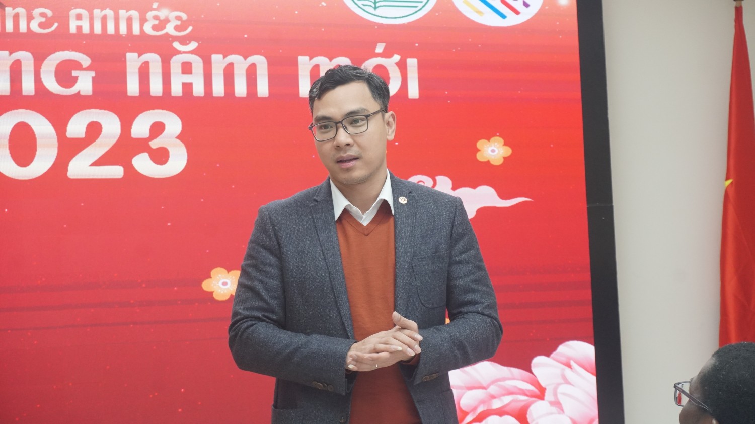 Director Phùng Danh Thắng speaking at the gift-giving event 