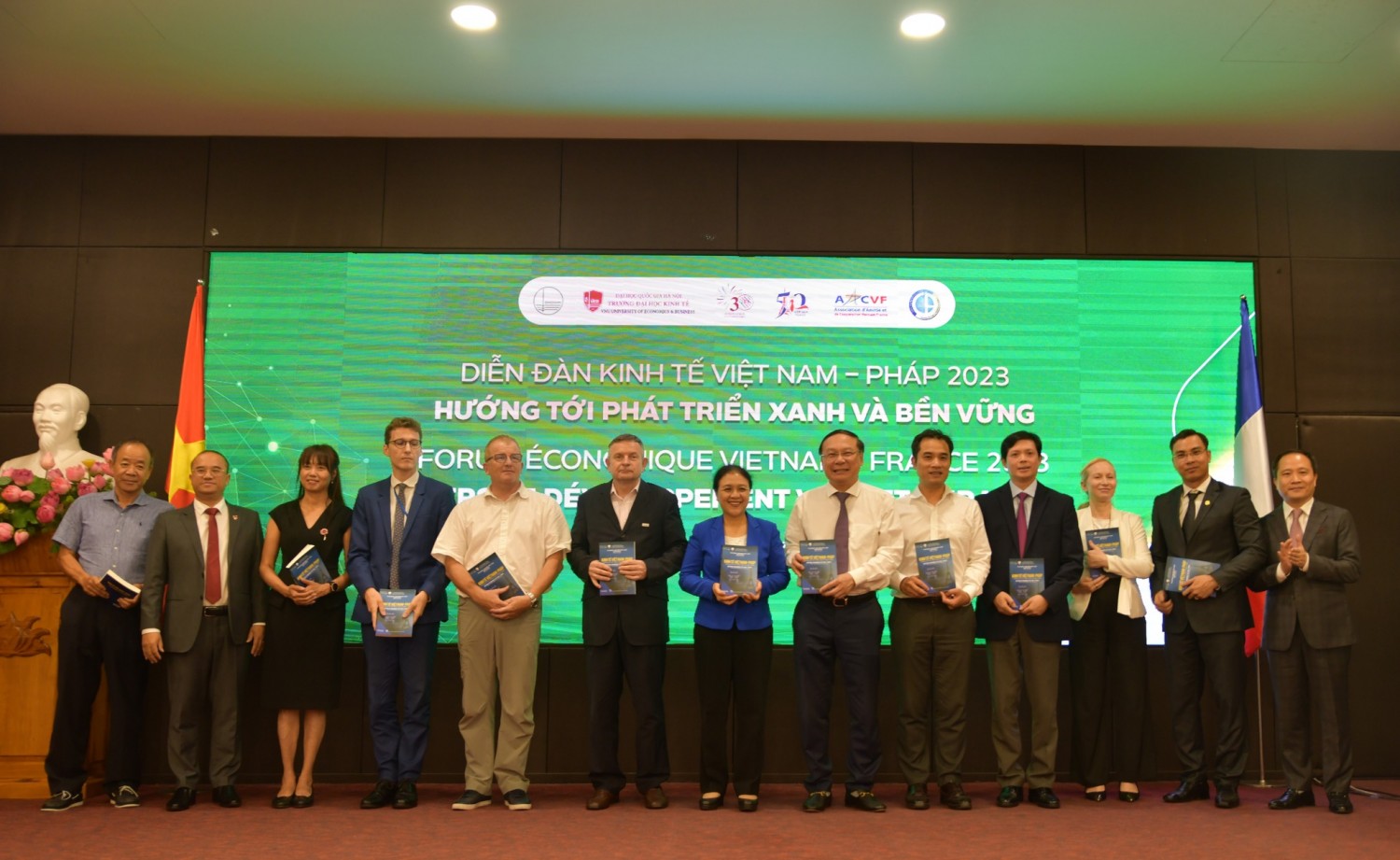 Trường Đại học Kinh tế, ĐHQGHN trao tặng Cuốn sách Kinh tế Việt Nam – Pháp: Hướng tới phát triển xanh và bền vững cho các đại biểu